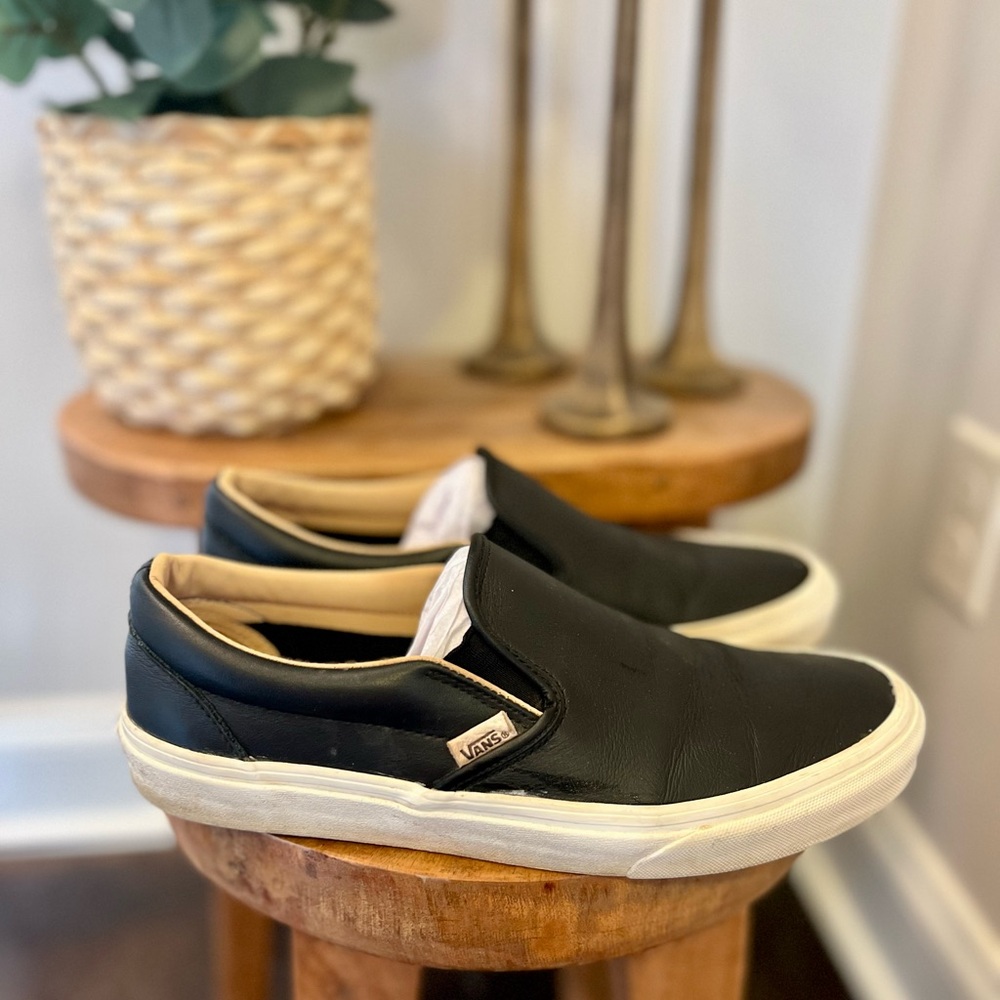 Men's 8.5/Women’s 10 Vans Classic Black Leather Slip-On Sneakers